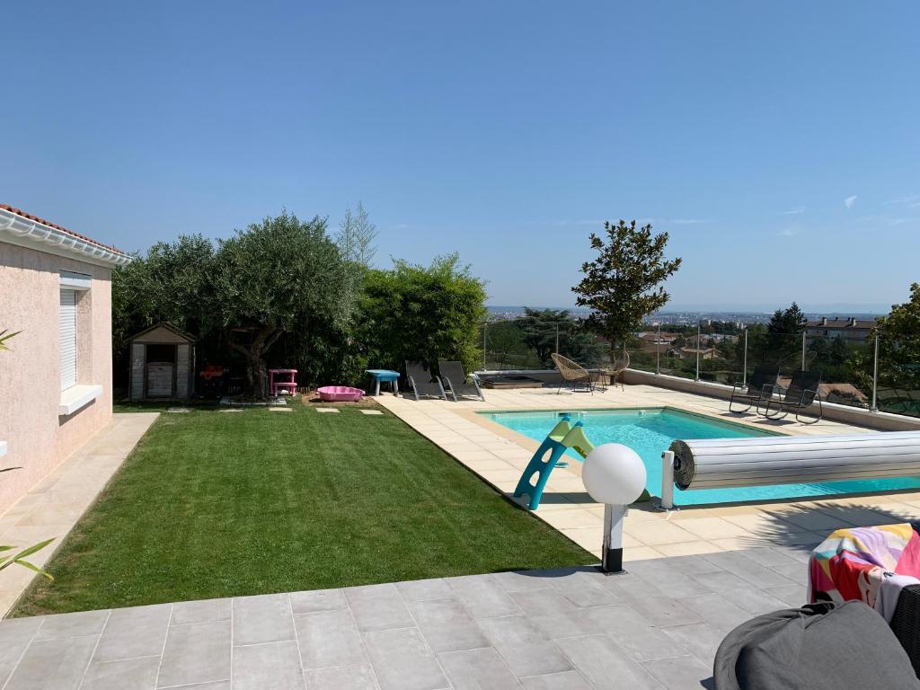圣热尼拉瓦勒Villa 6 chambres avec piscine et vue exceptionnelle的庭院中带滑梯的游泳池