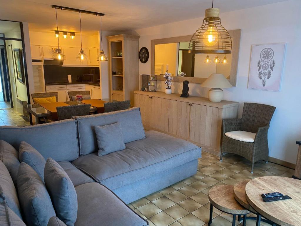 布列登Apartment Residentie Astrid-7 by Interhome的一间带蓝色沙发的客厅和一间厨房