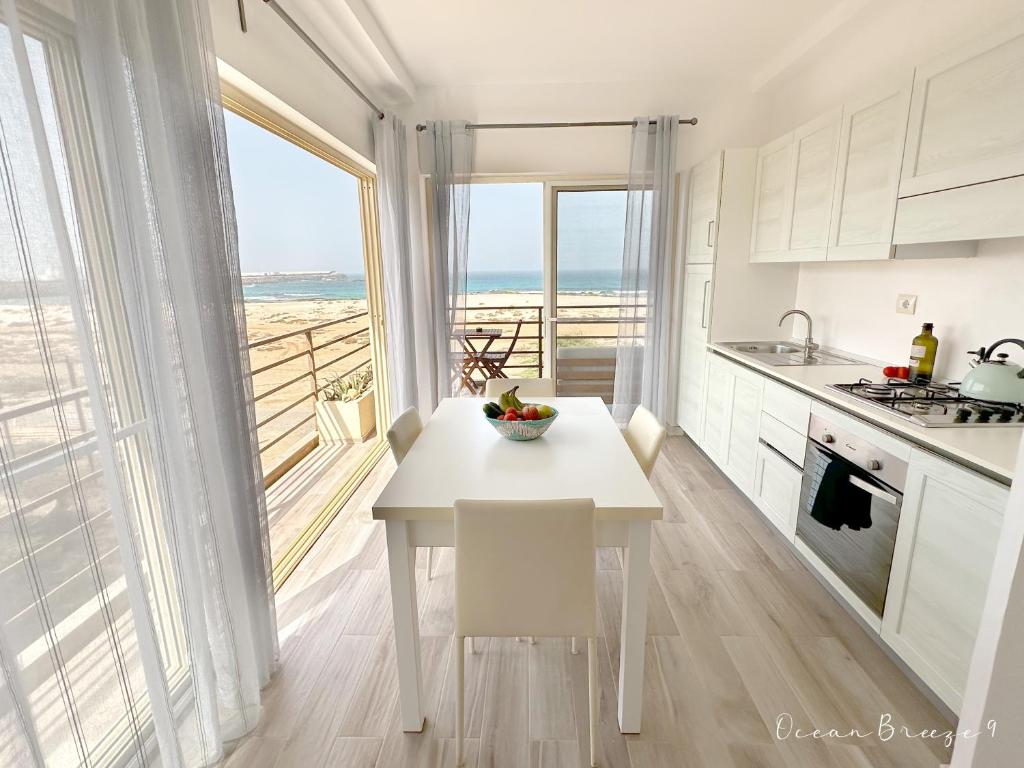 萨尔雷Ocean Breeze 9的一个带桌子并享有海景的厨房
