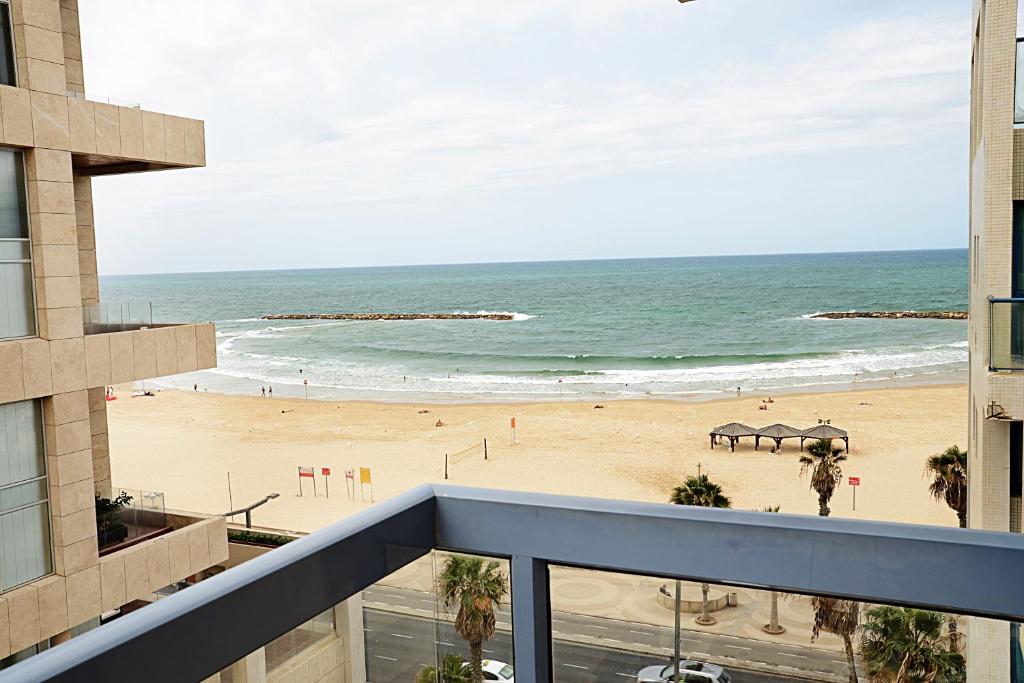 特拉维夫艾布拉特尔套房酒店的从大楼的阳台上可欣赏到海滩景色
