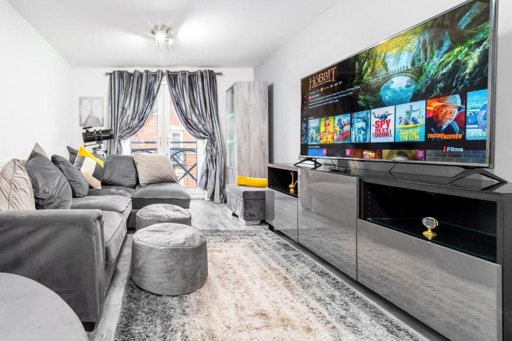 提普顿Stunning 2-Bed Apartment in Tipton Sleeps 3的客厅配有大屏幕平面电视