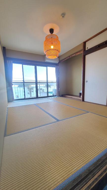 尾道市Guest House Gamigami的一个空房间,有巨大的空舞池