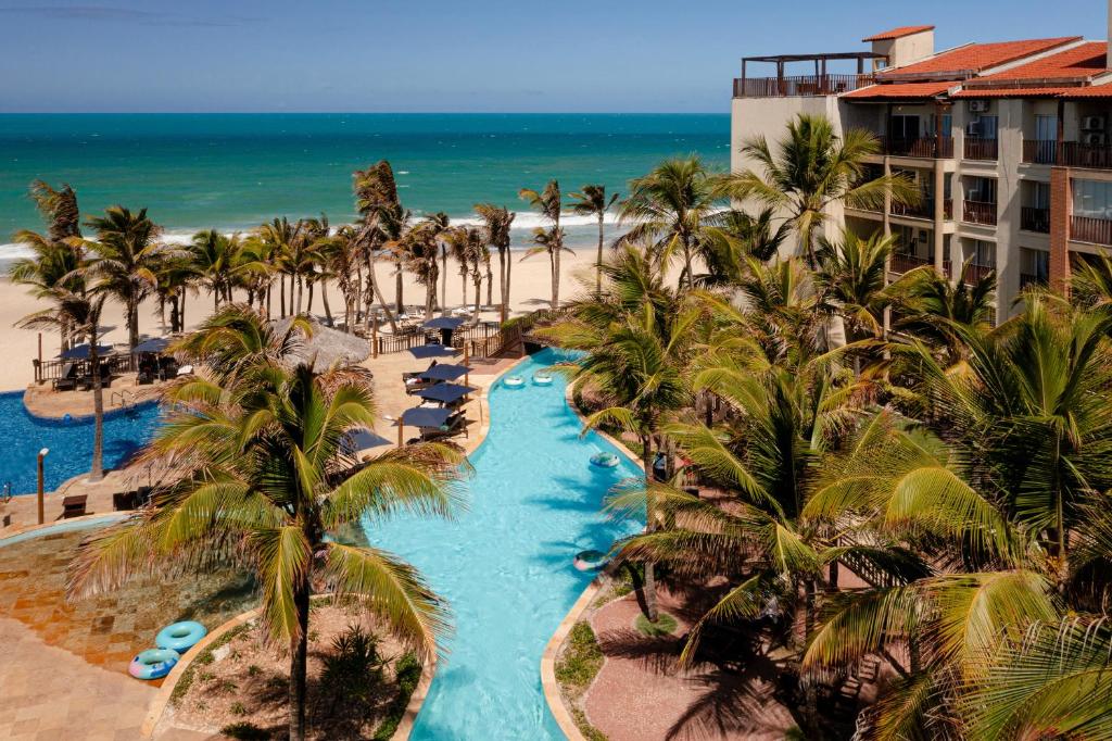 阿奎拉兹Beach Park Resort - Acqua的享有度假胜地的空中景致,设有游泳池和海滩
