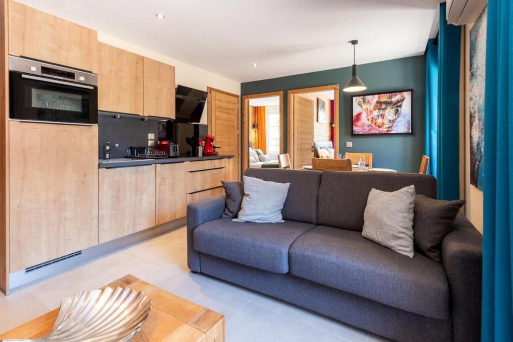 安锡OURAL Annecy Rent Lodge的带沙发的客厅和厨房