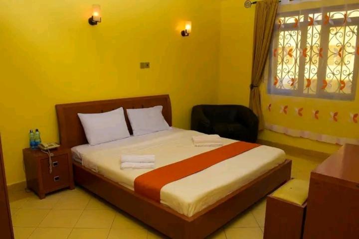 ThikaDeka hotel Nairobi的一间卧室设有一张床和一个窗口