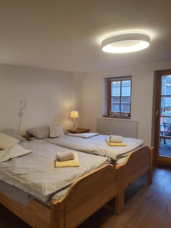 康斯坦茨FeWo Sonne的一间卧室配有两张带黄毛巾的床。