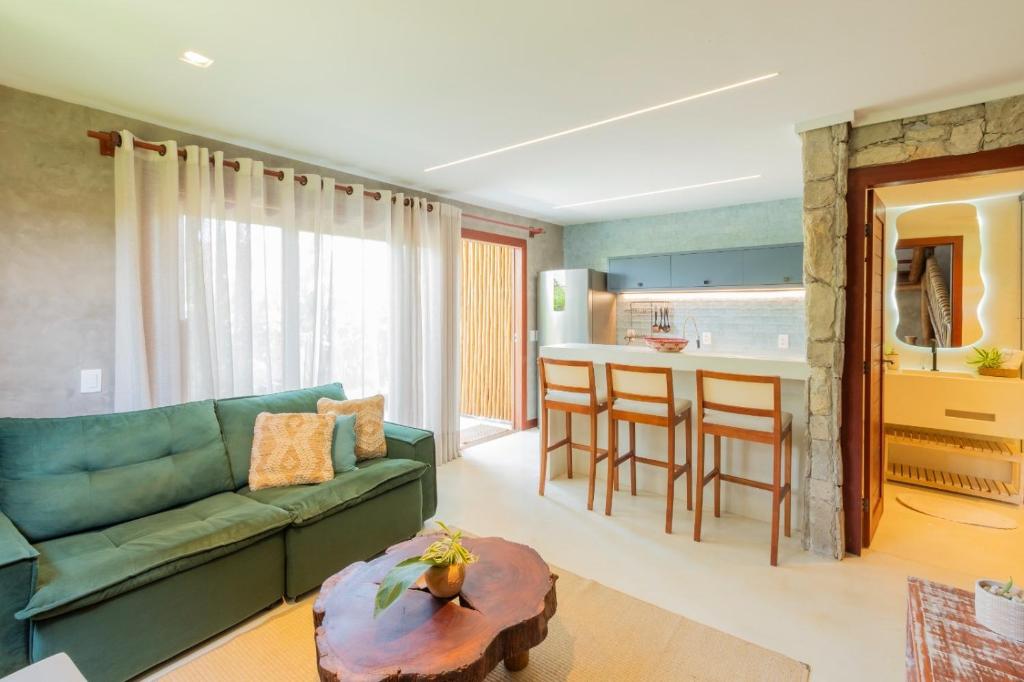 皮帕Villa Meraki的一间带绿色沙发的客厅和一间厨房