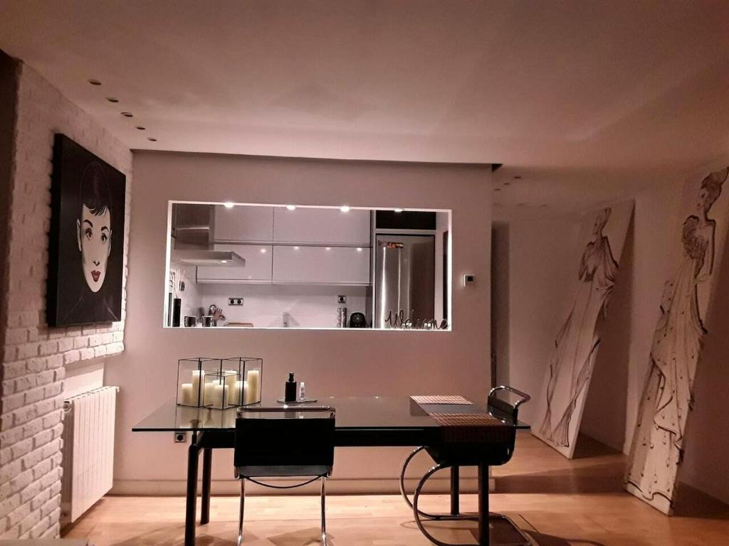 萨拉戈萨One bedroom property with wifi at Zaragoza的一间用餐室,在房间内配有桌椅