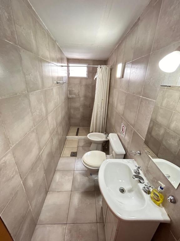 门多萨"GRANADEROS" - GH Departamentos的浴室设有2个卫生间和水槽