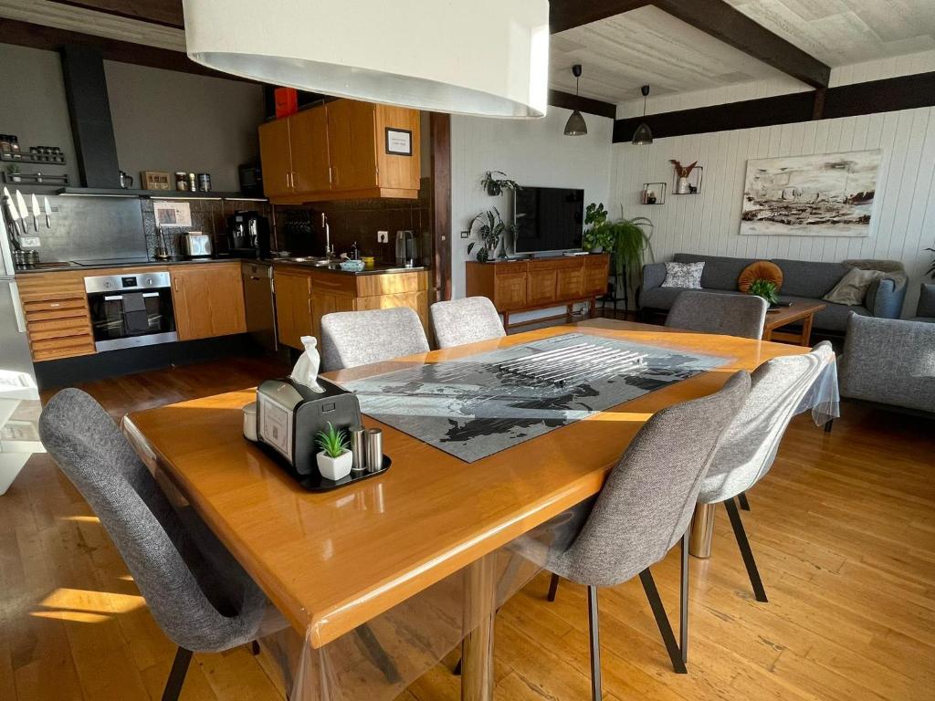 霍芬豪卡贝格旅馆的厨房以及带木桌和椅子的用餐室。