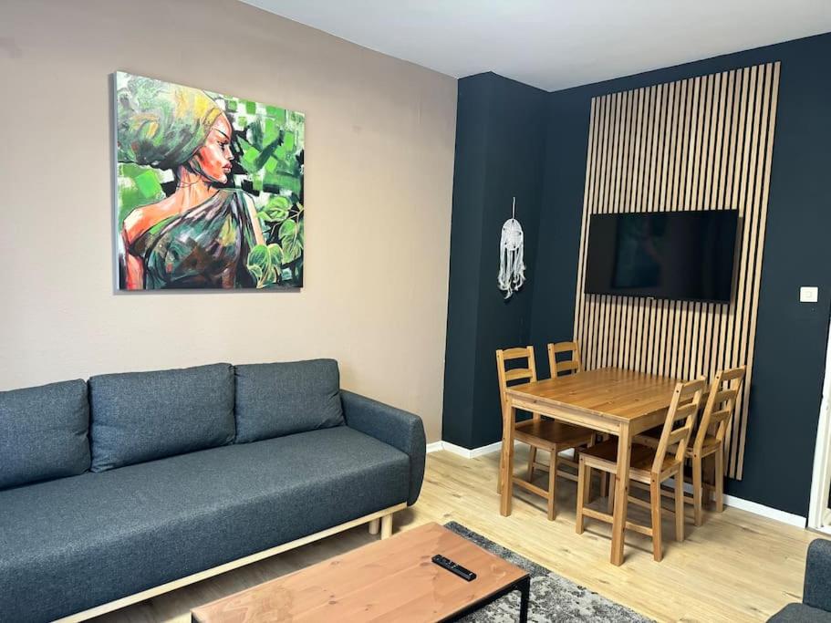 柏林Choice Berlin - Wohnung für bis zu 12 Personen的客厅配有沙发和桌子