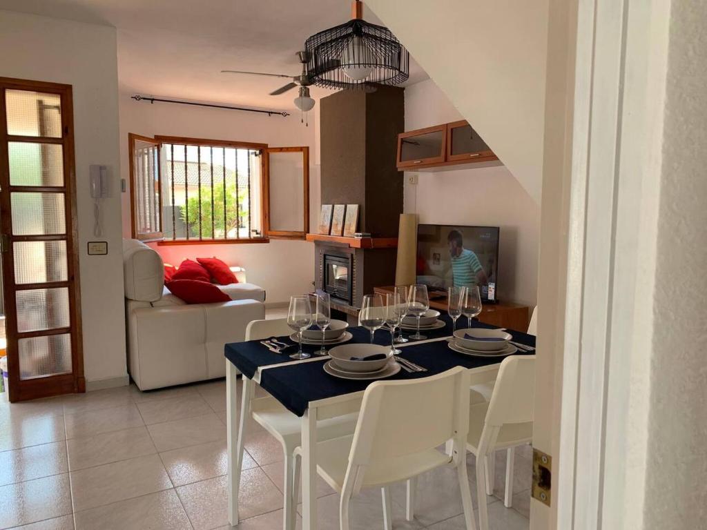 托里代巴拉3 bedrooms house at Torredembarra 1 km away from the beach的用餐室以及带桌椅的起居室。