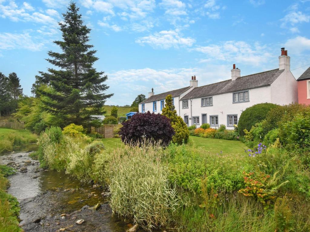 Caldbeck3 Bed in Caldbeck 86087的前面有一条小溪的房子