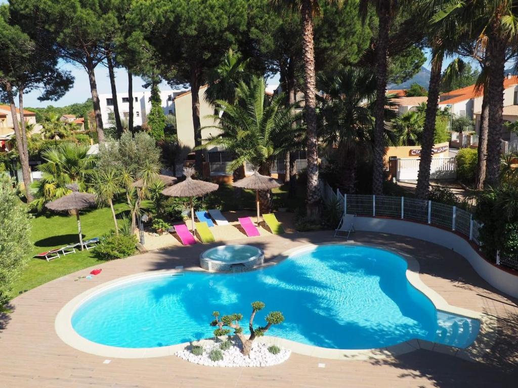 滨海阿热莱斯Appartement de 2 chambres avec piscine partagee terrasse et wifi a Argeles sur Mer a 3 km de la plage的度假村游泳池的图片