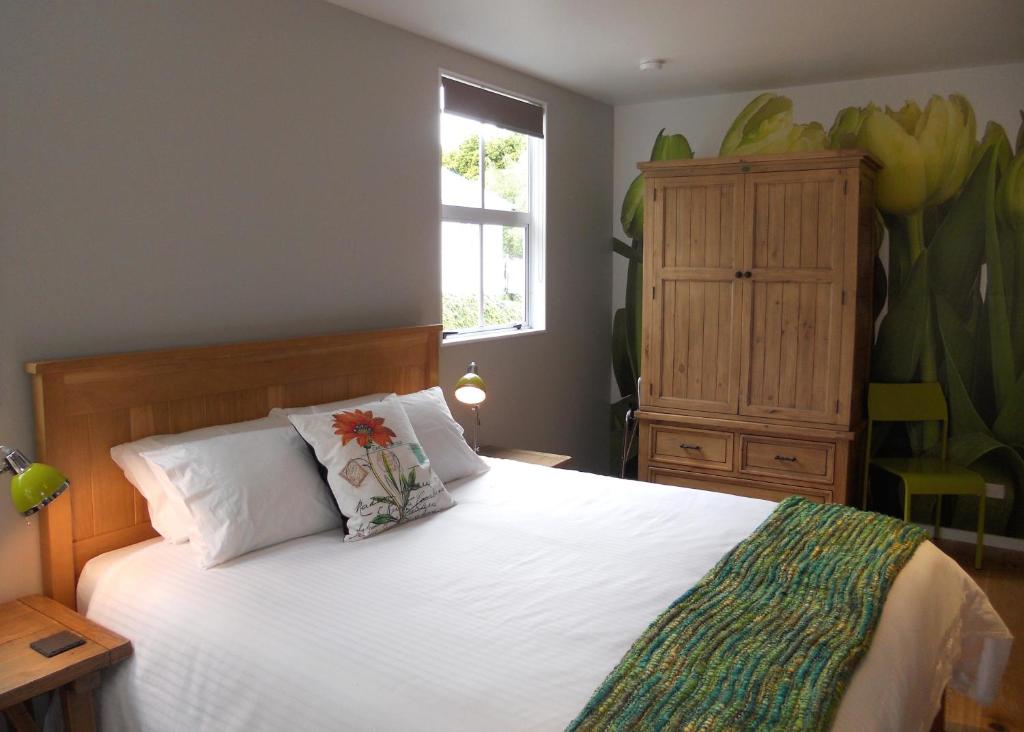 旺阿雷勒普顿旅馆的卧室配有一张大白色床和窗户