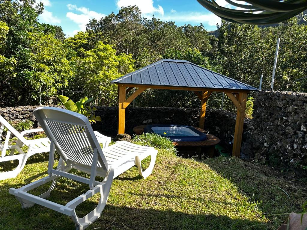 Praia do NortePortugal House的两把椅子和一个庭院凉亭
