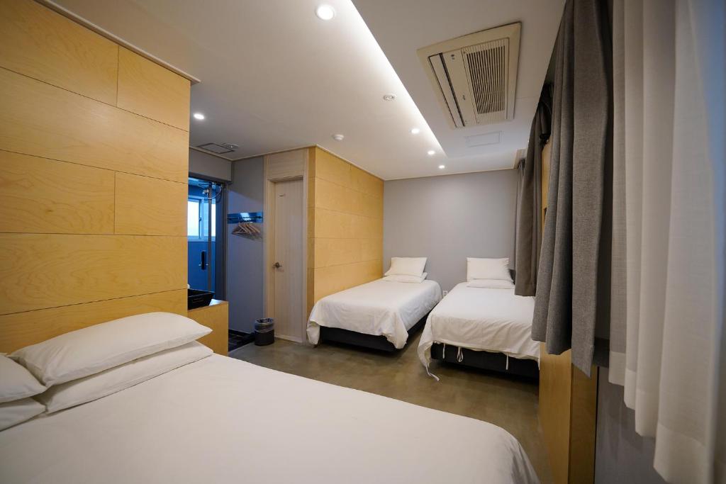 首尔Hotel DADA Insadong的两张床位 - 带两张西德西德床