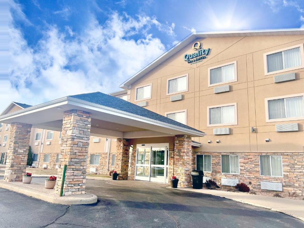 威斯康星戴尔Quality Inn & Suites Wisconsin Dells Downtown - Waterparks Area的 ⁇ 染假日酒店