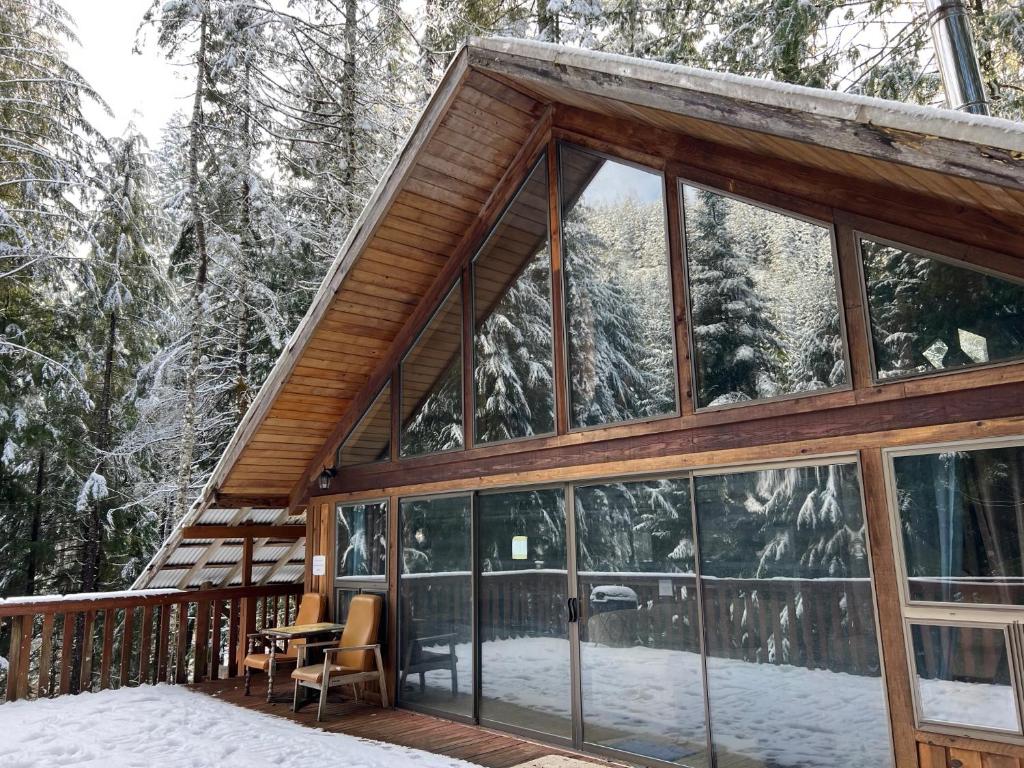 冬天的Chalet at Rainier Lodge (0.4 miles from the entrance)