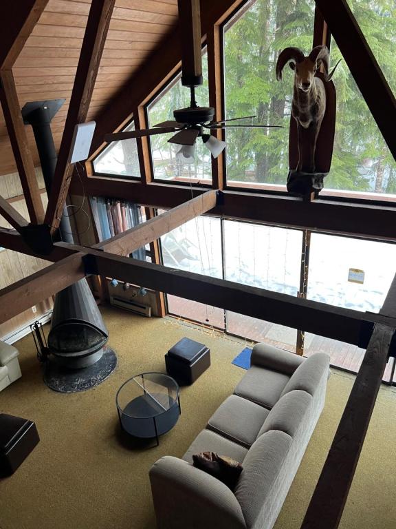 Chalet at Rainier Lodge (0.4 miles from the entrance)的休息区
