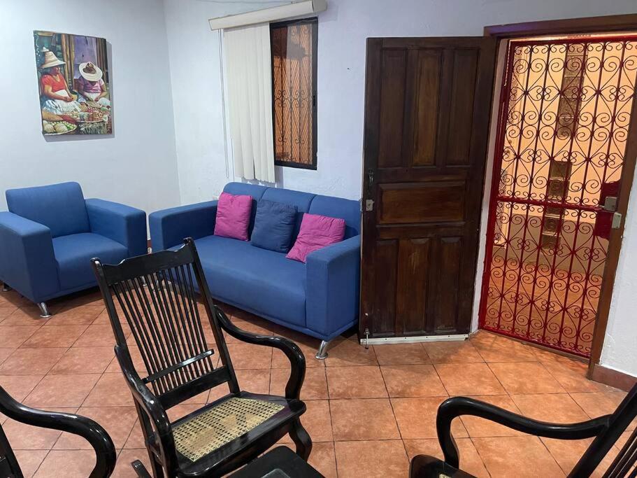 格拉纳达Apartamento Nilxon的客厅配有蓝色的沙发和椅子