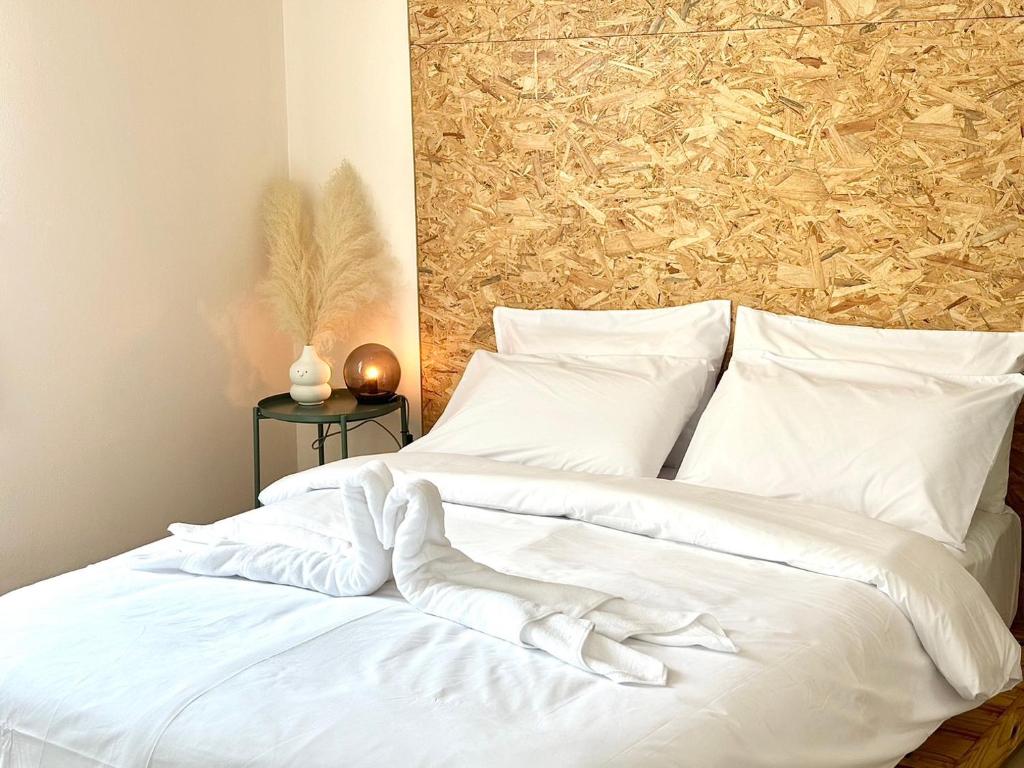 春蓬Willow Pillow Guest House & Poshtel的白色的床、白色床单和枕头