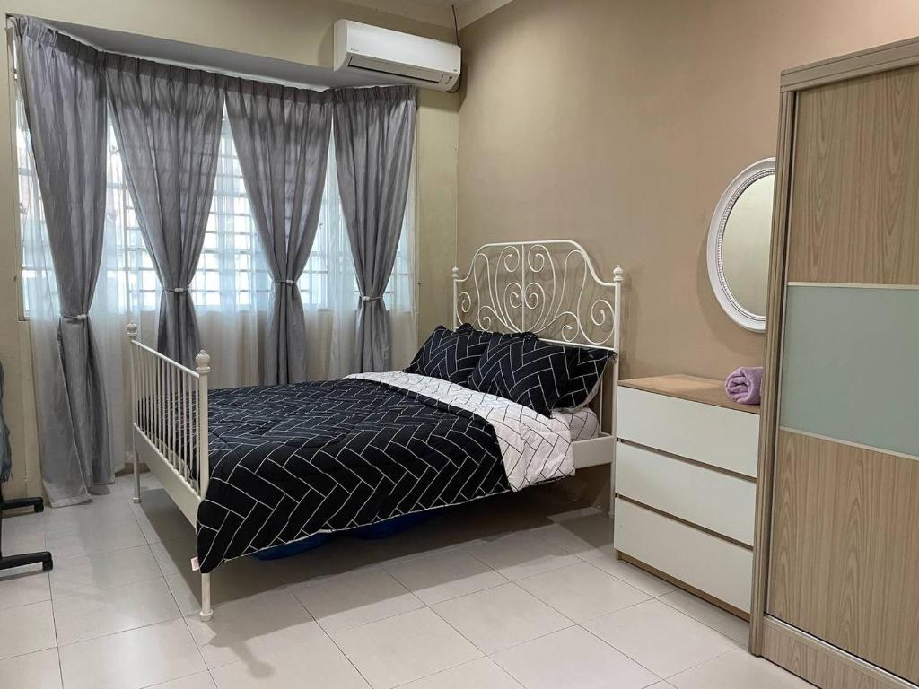 宋溪Homestay Samsul Sungkai的一间卧室配有一张床、一个梳妆台和一扇窗户。