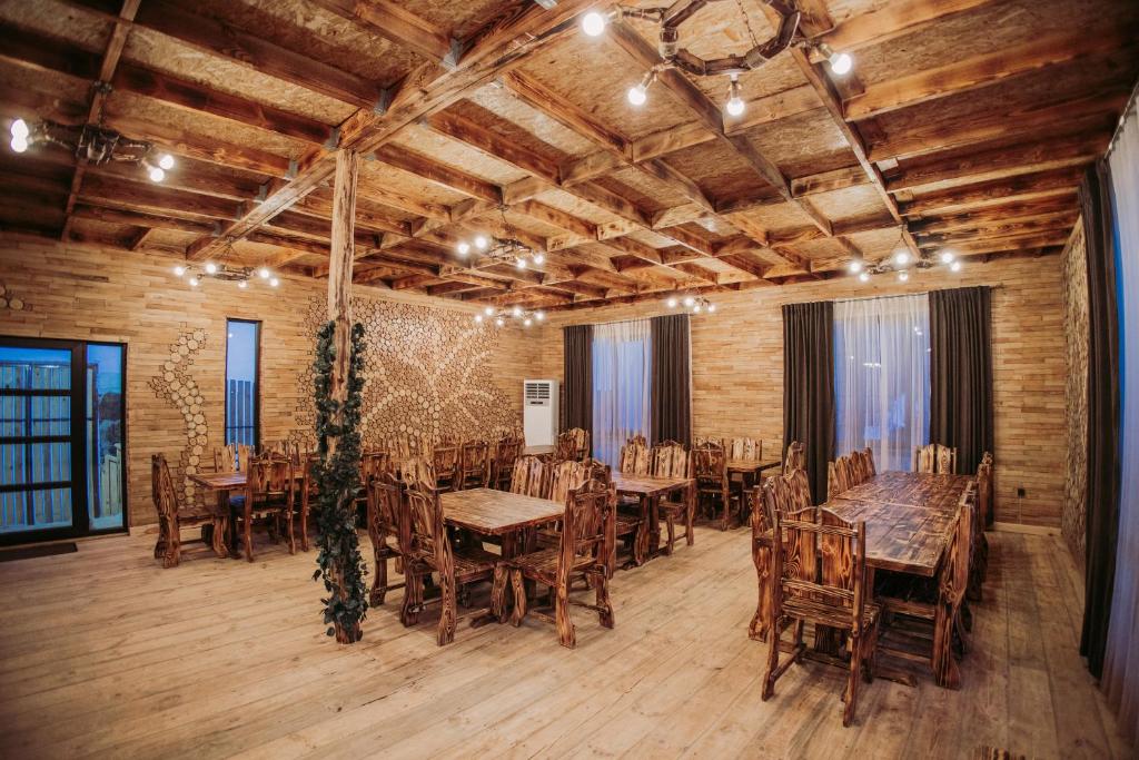 汉克亚万The Mountain Villas的用餐室配有木桌和椅子