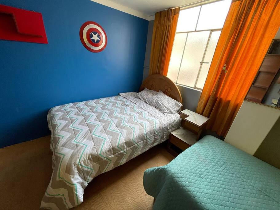 普诺Departamento Céntrico, cómodo y acogedor的一间小卧室,配有床和窗户