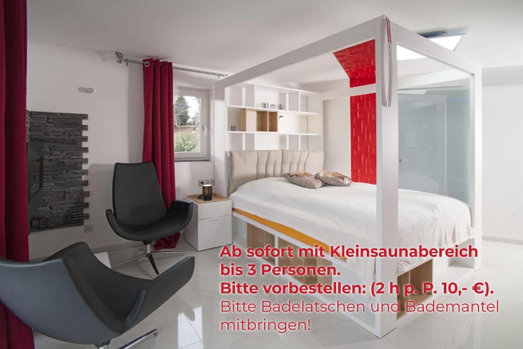 韦尼格罗德Designpension Idyll Nr2 Hotel Garni的卧室配有白色的床和椅子