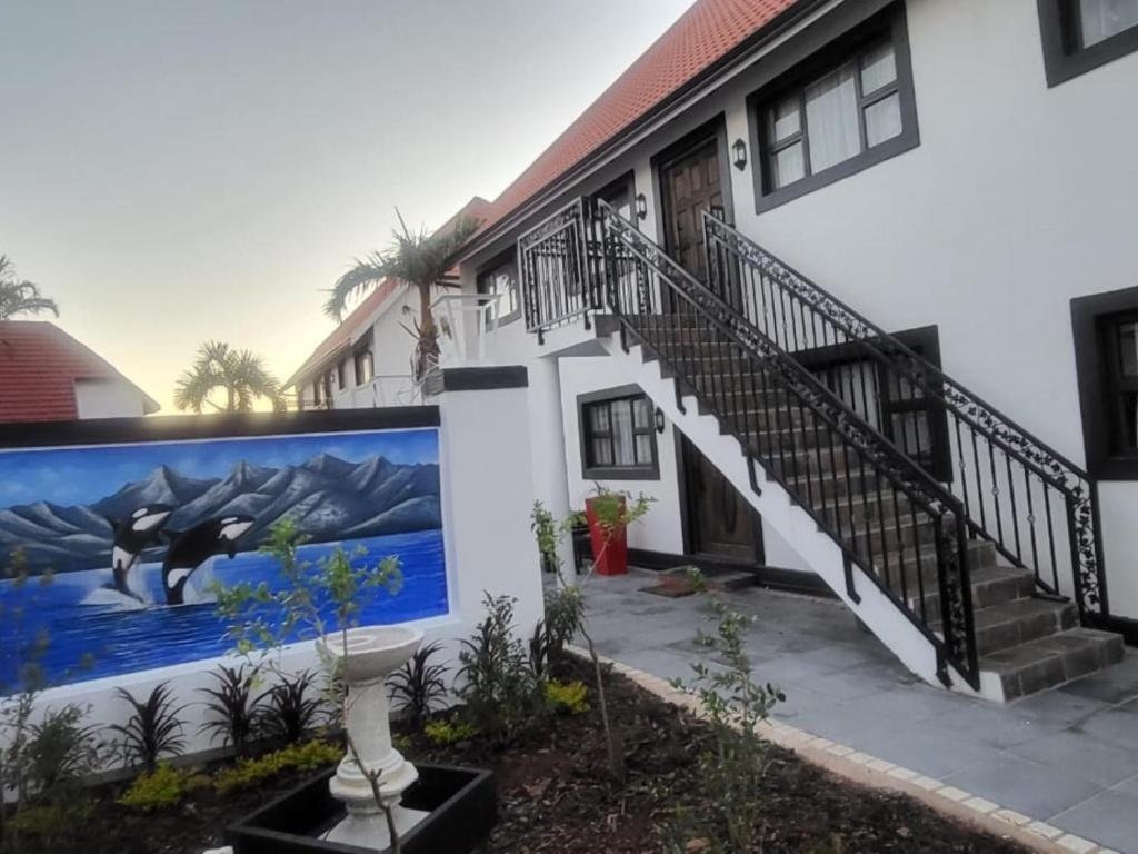 德班Orca Estate Guesthouse Self-catering Accommodation的旁边是一座壁画的房子