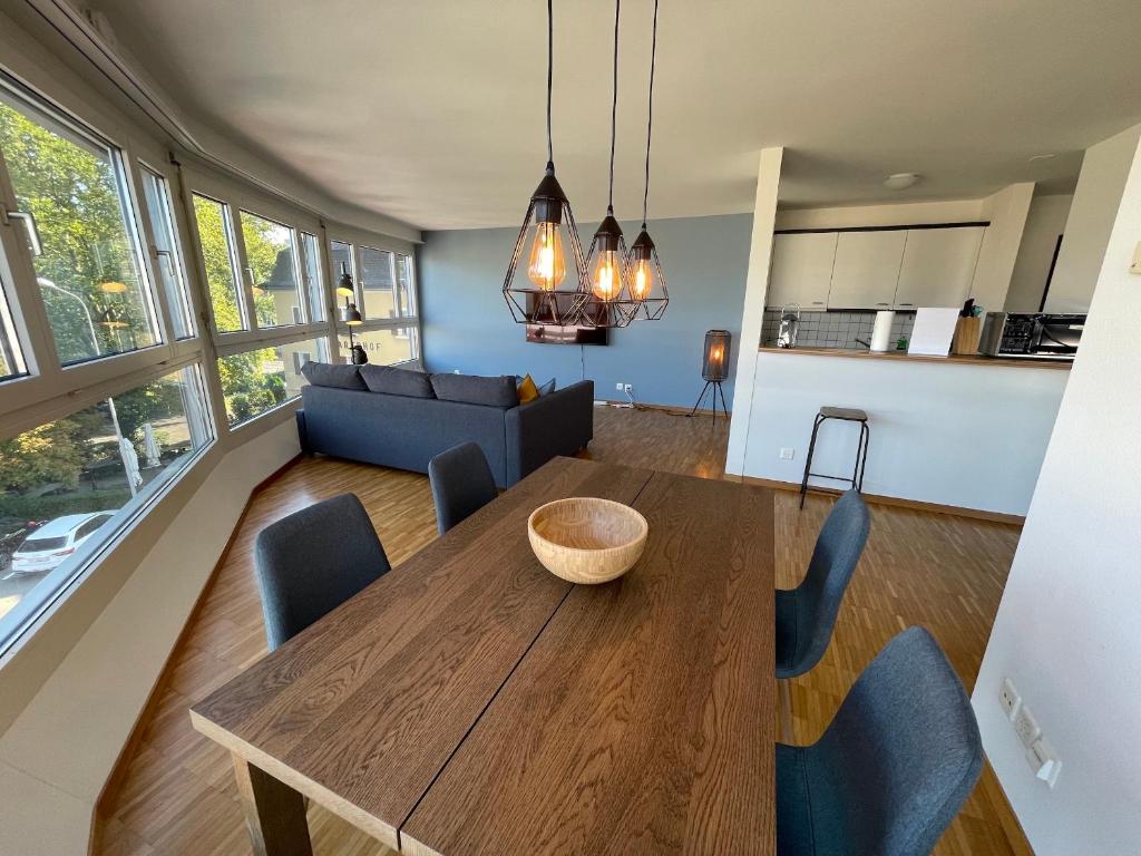 楚格ARISER - Zug Central Business Apartment的用餐室以及带桌椅的起居室。
