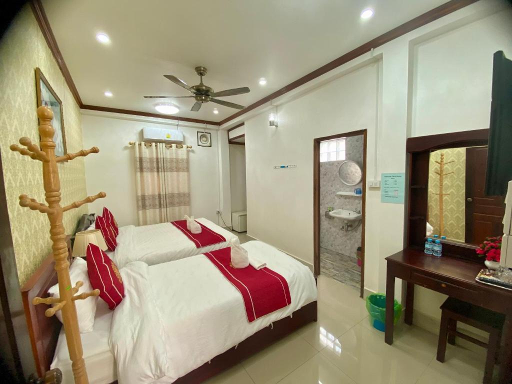 琅勃拉邦Xuan Keo place house 2的一间卧室配有一张床、一张桌子和一个水槽