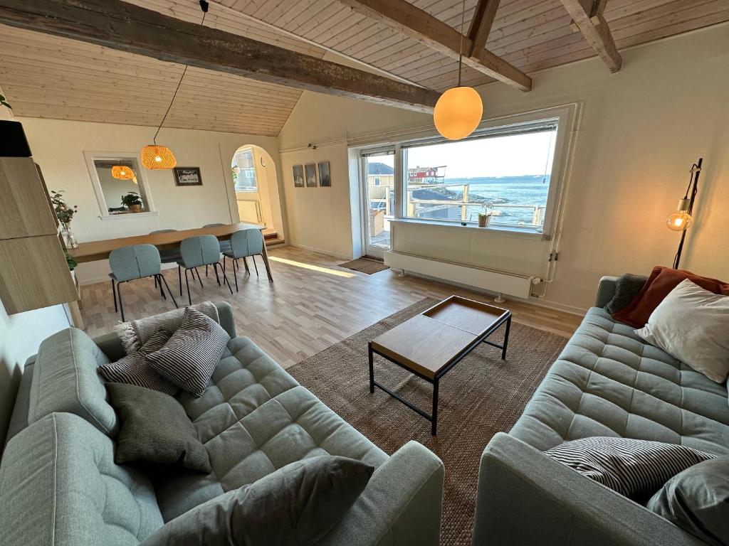 伊卢利萨特Grand seaview house Ilulissat的客厅配有沙发和桌子