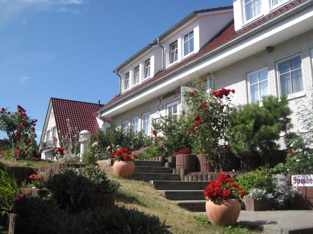 格洛韦卢池特福尔吕根岛公寓酒店的楼梯上种有盆栽植物和花卉的房子