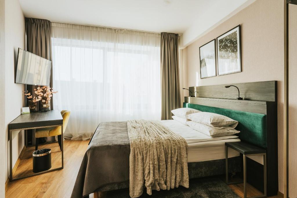 伊诺弗罗茨瓦夫Green Hotel的酒店客房设有床和窗户。