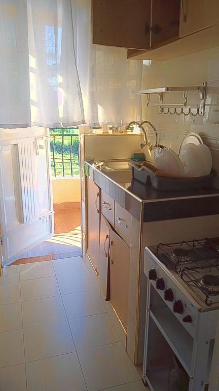 ThikaSerene Safaris Airbnb in Thika的厨房配有水槽和炉灶 顶部烤箱