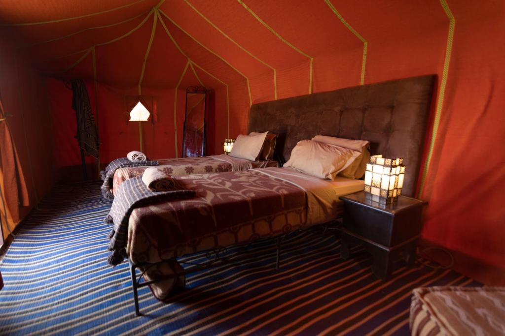 MhamidErg Chegaga Desert Standard Camp的一间帐篷内带两张床的卧室