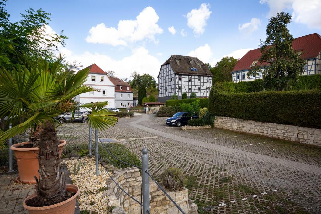 巴特苏尔察Feriendorf Slawitsch的乡下有房子和汽车的街道
