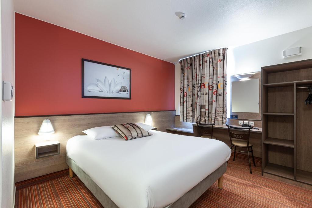 柯哲斯瓦尔德拉克鲁瓦克勒特兹瓦尔圣阿沃尔德埃斯酒店的配有一张床和一张书桌的酒店客房