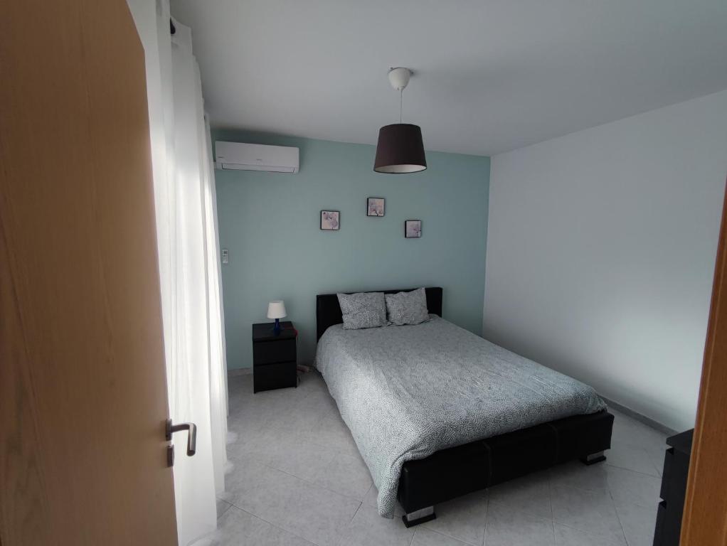 奎特里拉Alsol C 5361-1的一间白色客房内的床铺卧室