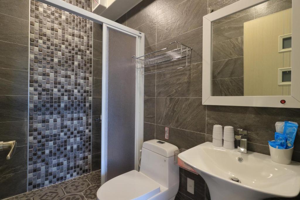 吉安花蓮雲朵朵民宿 電梯 陽台 停車處的一间带卫生间、水槽和镜子的浴室