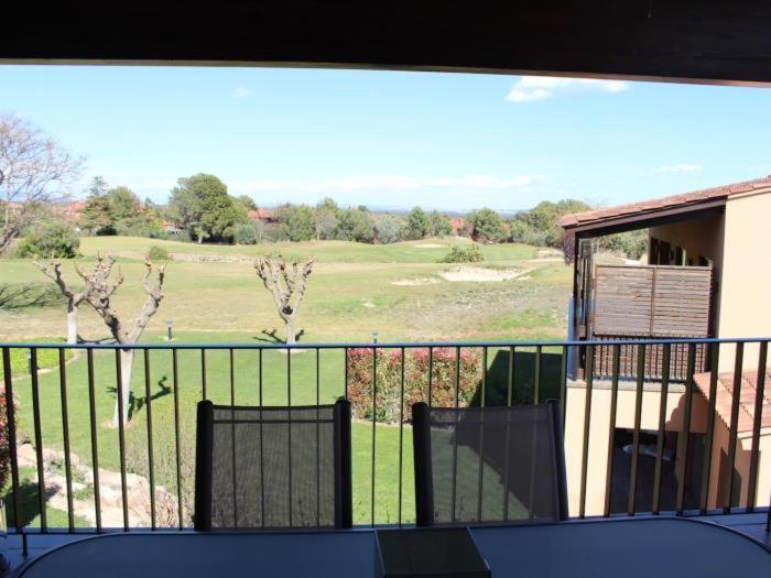邦蒙特特雷斯诺维斯Homing Golf Bonmont 10的阳台享有高尔夫球场的景致。