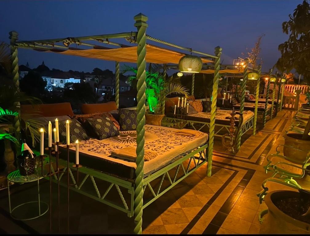 萨拉昆达RoofTop Boutique Hotel Adults Only的睡在庭院顶上的一张床
