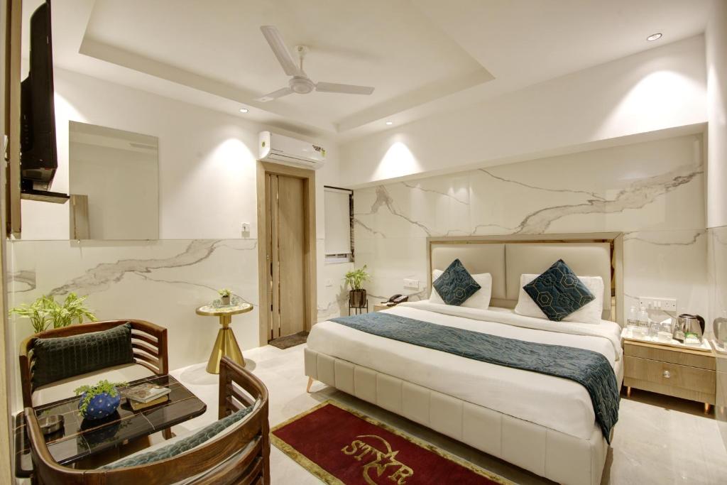 新德里Hotel International Inn - Near Delhi Airport的一间酒店客房,一间设有一张床和一张书桌