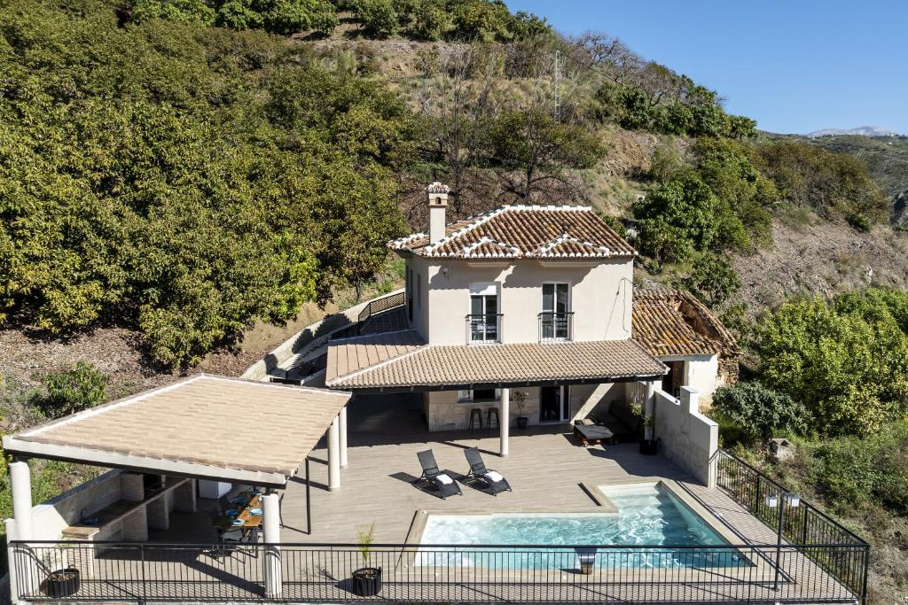 马拉加Villa Carrillos的享有带游泳池的房屋的空中景致