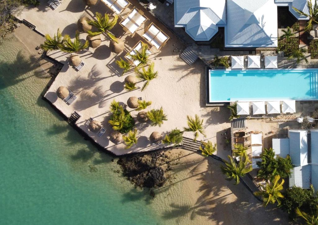 格兰贝伊维兰达大湾酒店及水疗中心的享有带游泳池的度假村的空中景致