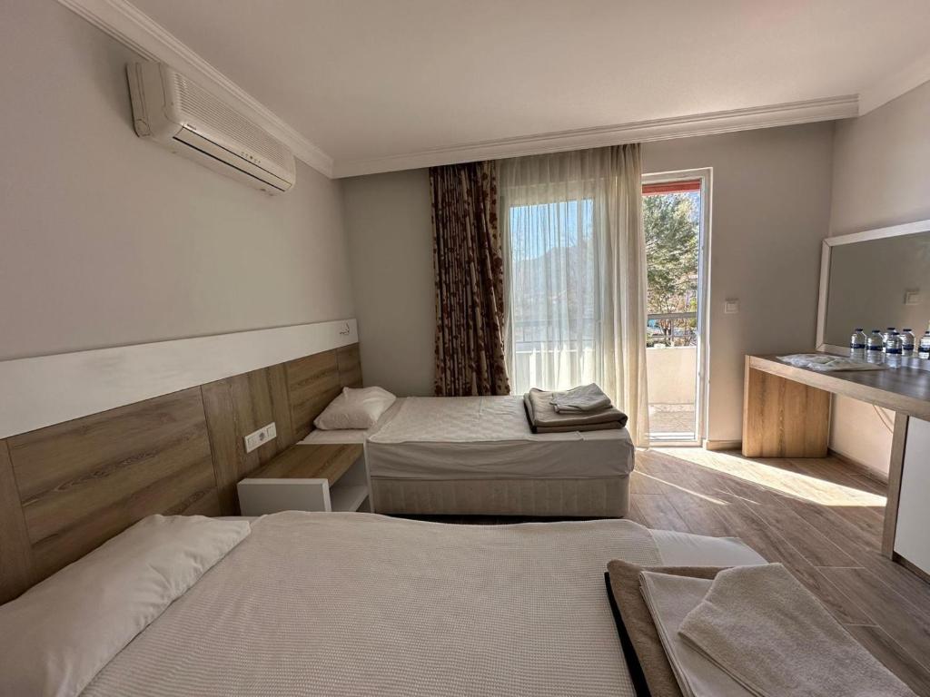BeldibiBELCAN Hotel的酒店客房设有两张床和窗户。