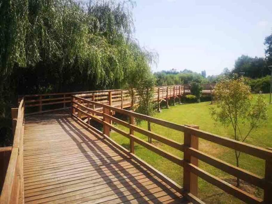 特木科Casa 2 habitaciones en Labranza - Temuco的田野上带围栏的木桥