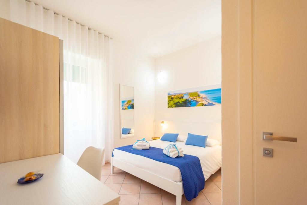 奥罗塞伊Casa Mian - Bed and Breakfast的一间卧室配有一张带蓝色枕头的床。